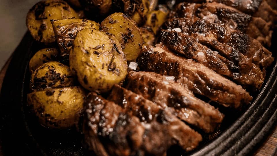 Baked beef with round potatoes